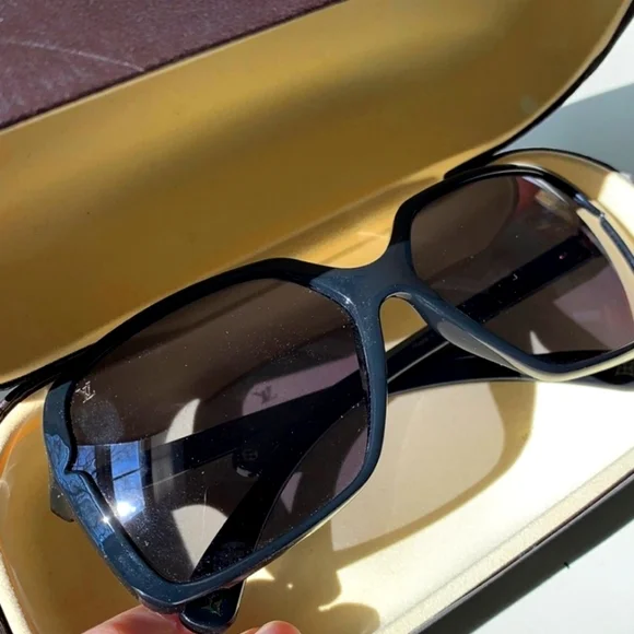 Louis Vuitton square black sunglasses. Worn just a few times.Excellent condition Louis Vuitton Acetate Mini Link Soft Square Sunglasses  main image 4